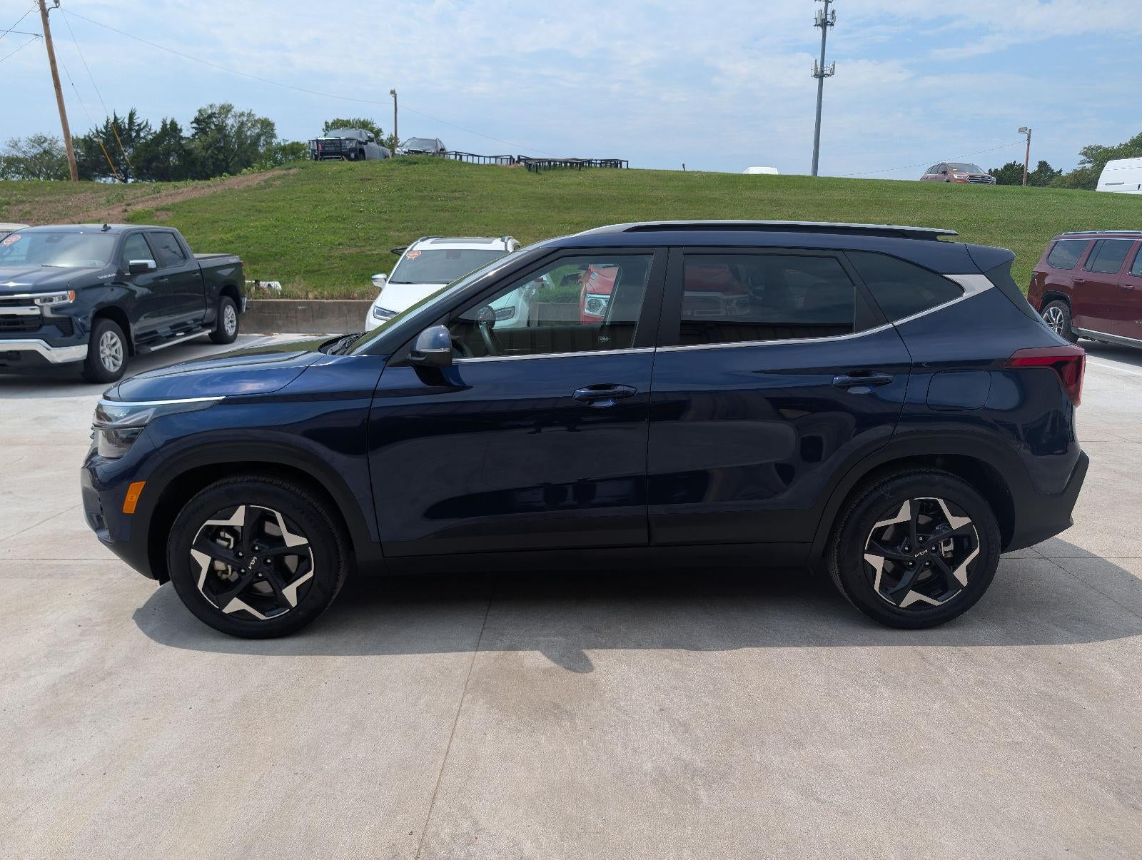 2025 Kia Seltos — side profile view