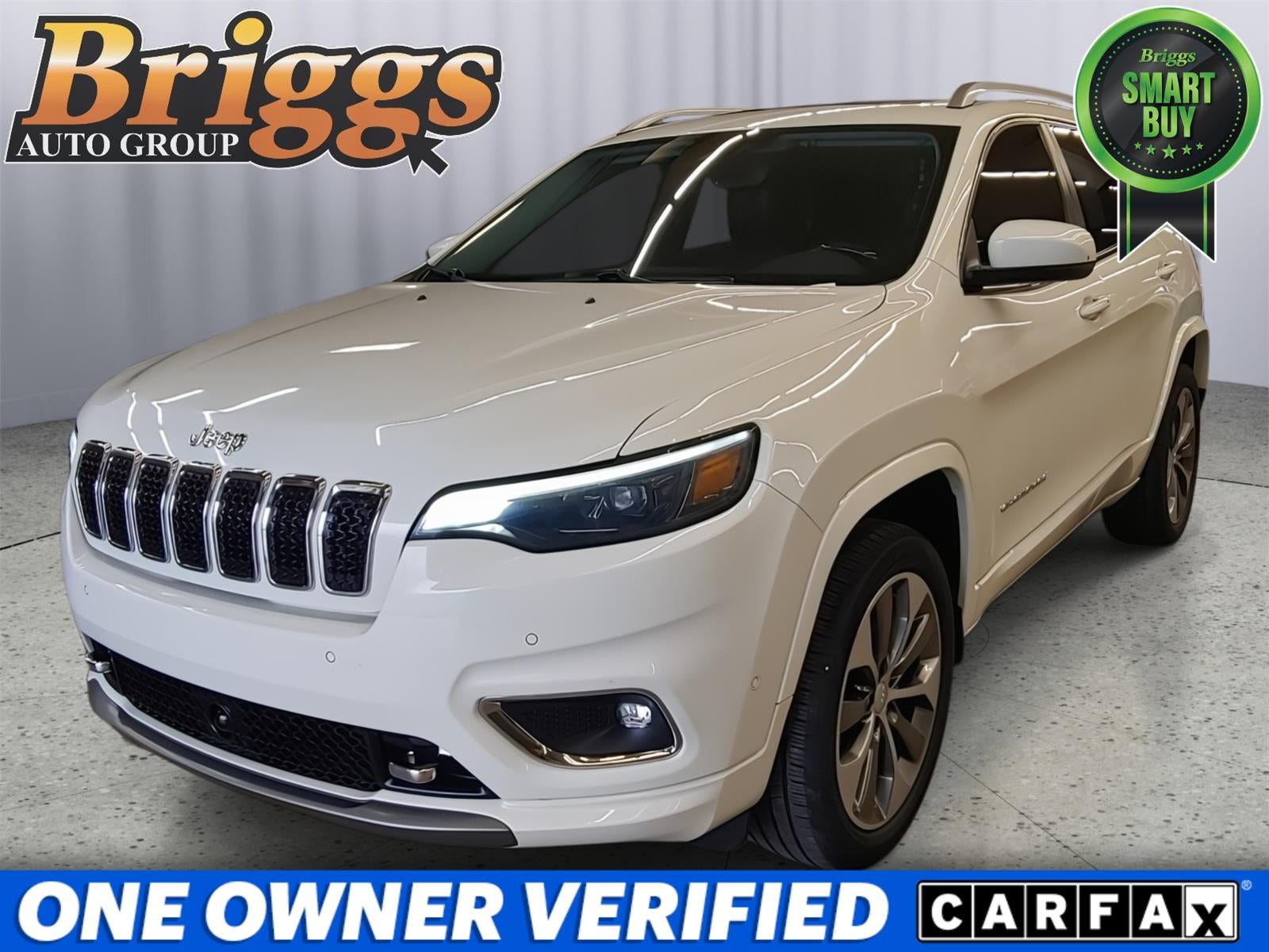 2019 Jeep Cherokee Overland in Pearl White Pearlcoat — front three-quarter view