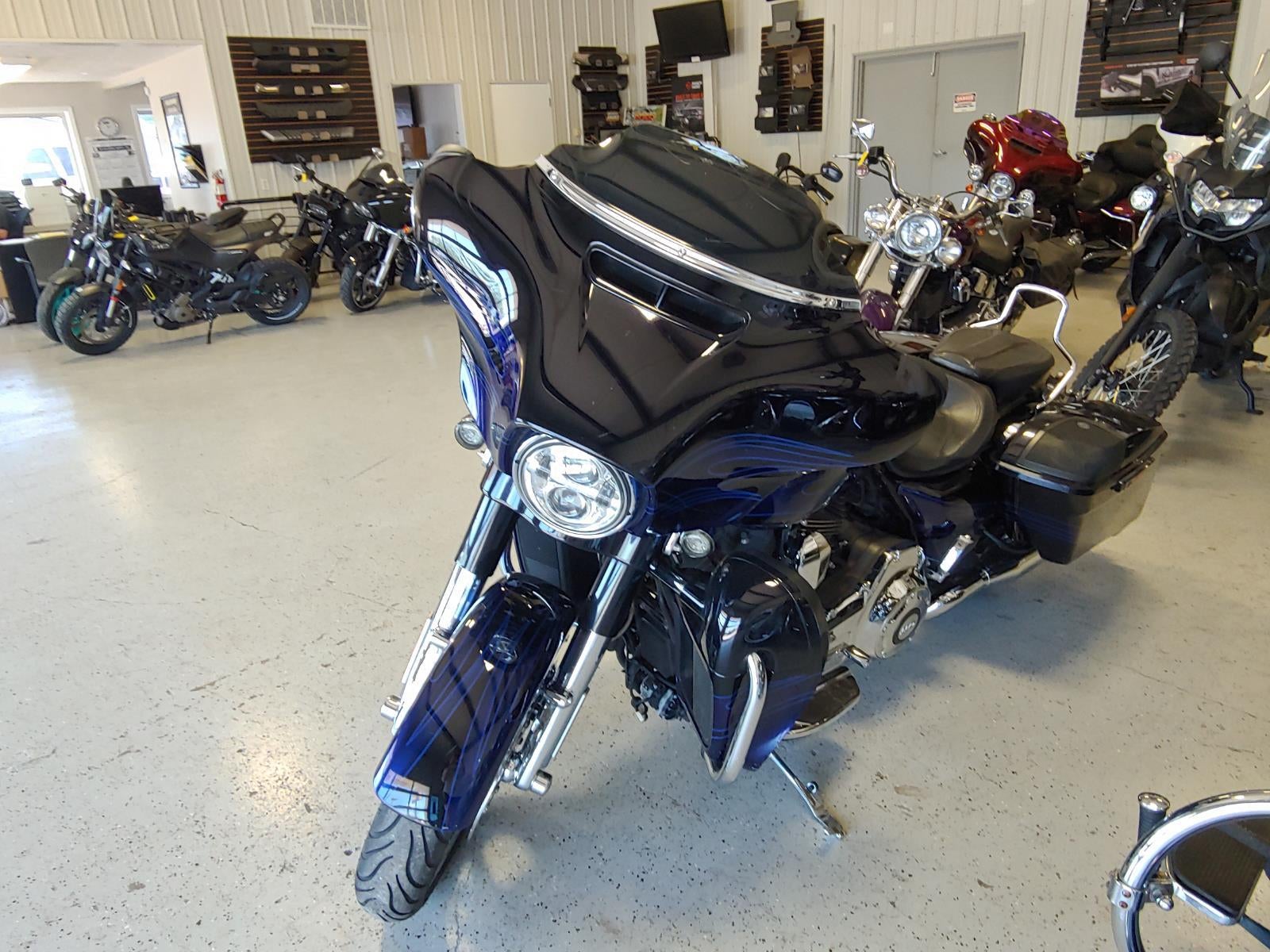 2016 HARLEY-DAVIDSON STREET GLIDE CVO Base in Other — front three-quarter view